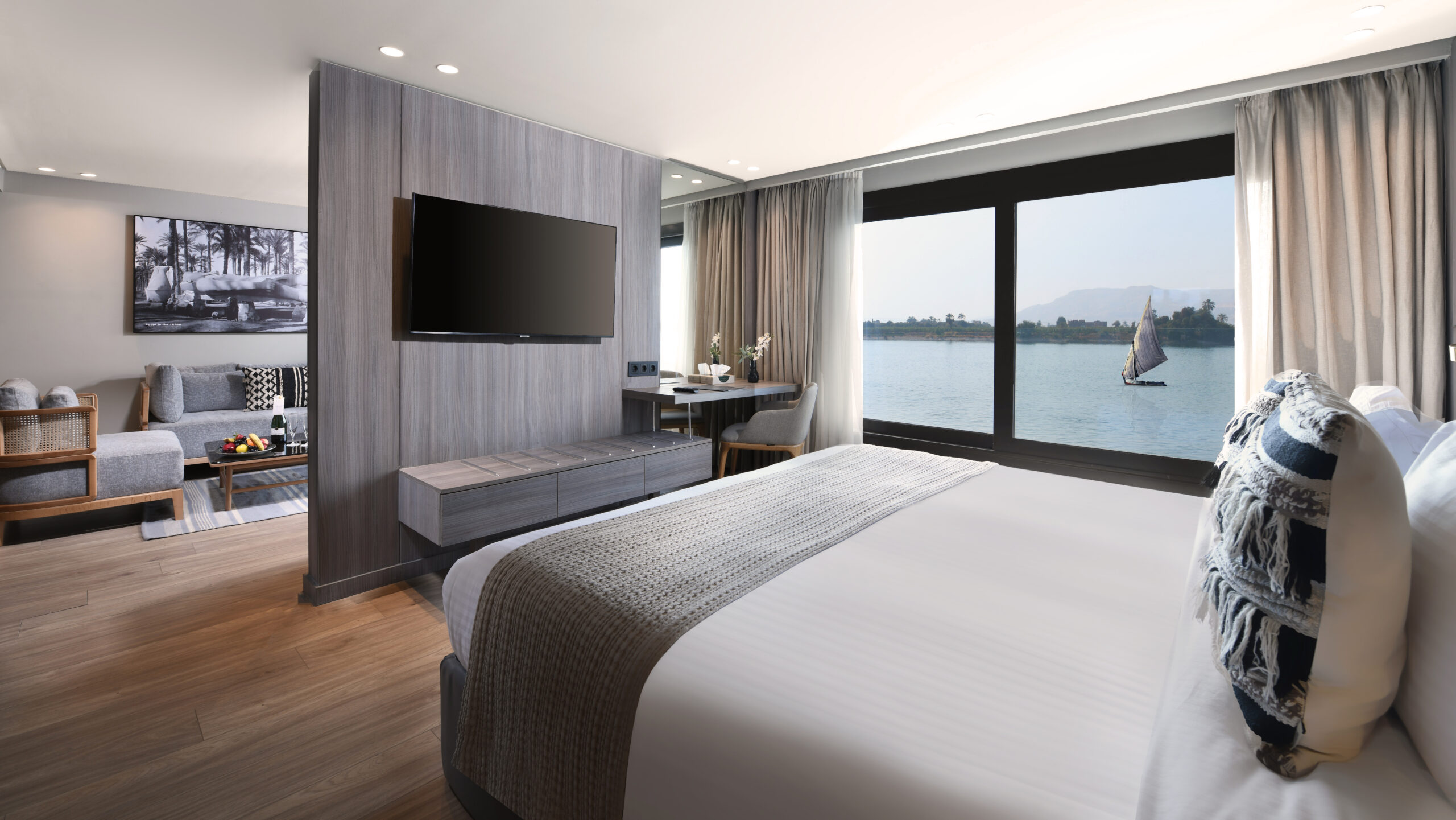 Historia Cruises